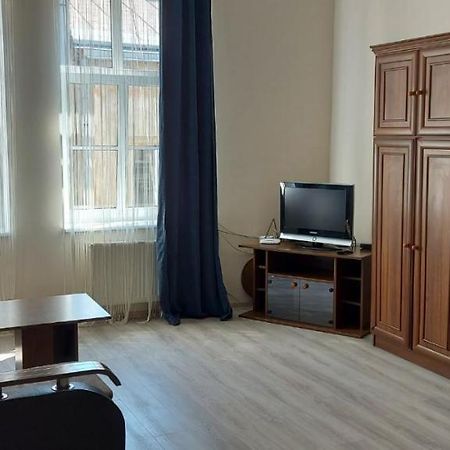 2 Bedroom Apartment On Tomashivskogo Street 7 Лвив Екстериор снимка